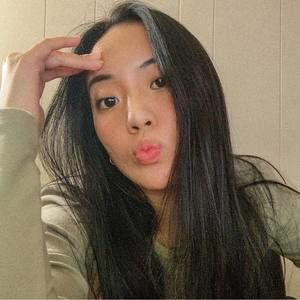 Meet your Posher, Adrienne